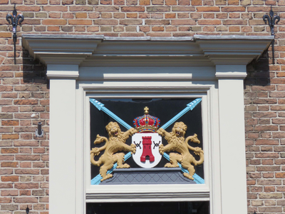 844196 Afbeelding van het stadswapen van Montfoort, boven de ingang van Restaurant Het Oude Stadhuis (Hoogstraat 36) te ...